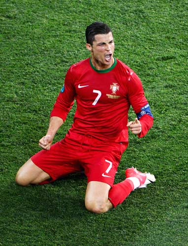 诺坎普新王？17岁的亚马尔和梅西谁更强？（诺坎普新王之争：17岁亚马尔能否比肩梅西？）