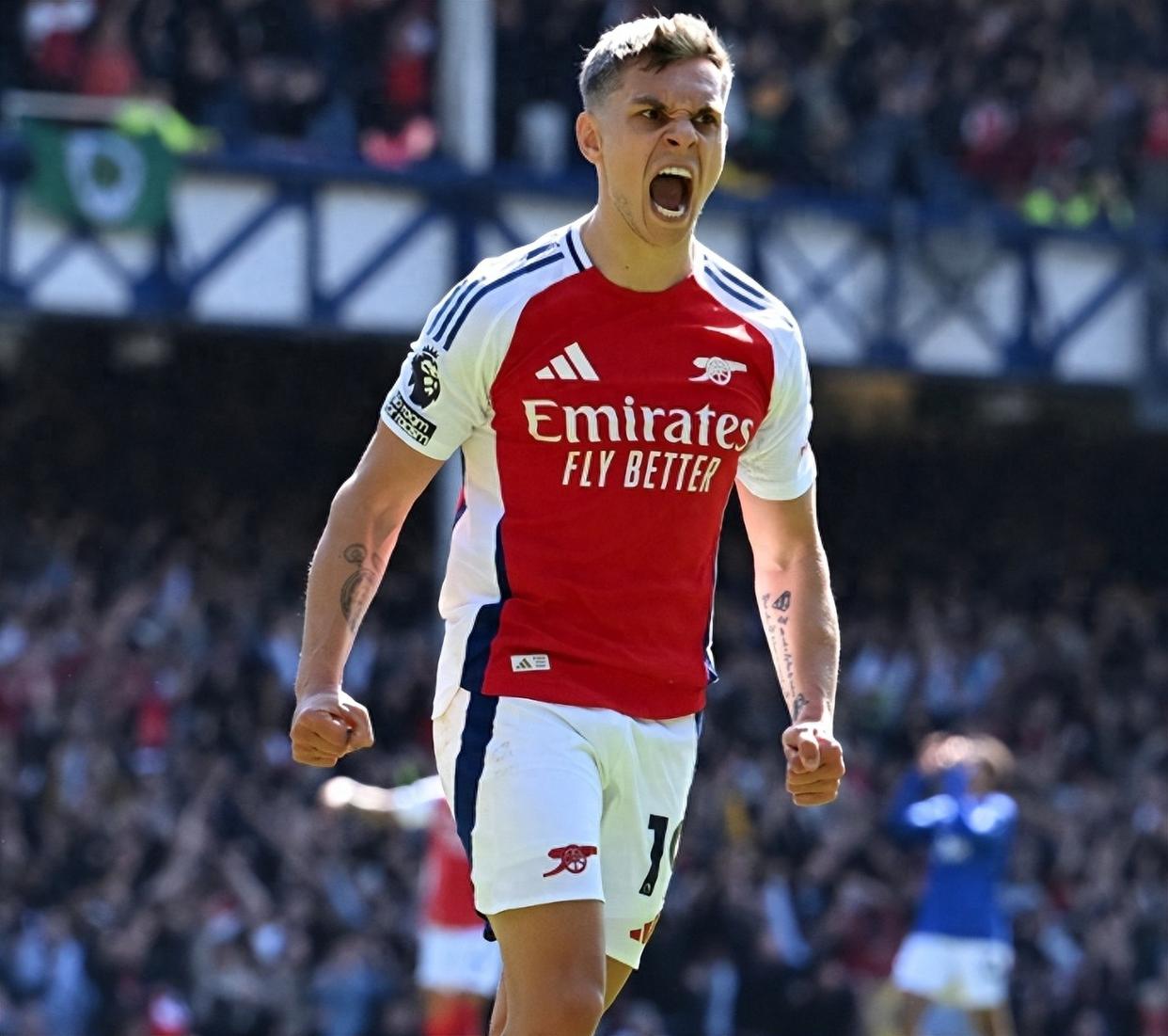 43.3米超远吊射破门，亚当斯创造本赛季英超最远距离进球（亚当斯43.3米挑射破门，刷新本赛季英超最远进球纪录）