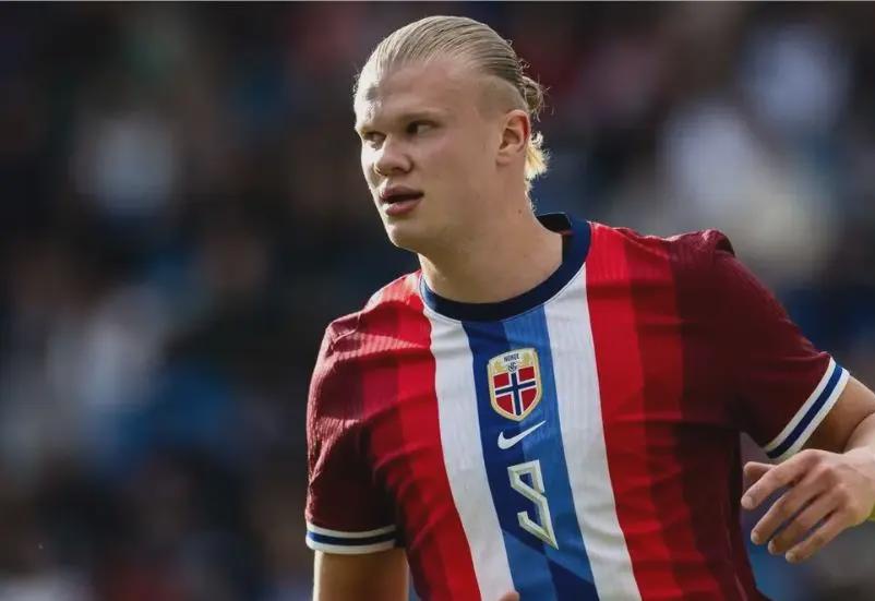 刘殿座获奖感言：感谢每一位身边的人，愿中国足球越来越好（刘殿座领奖致辞：感恩所有支持，祝中国足球蒸蒸日上）