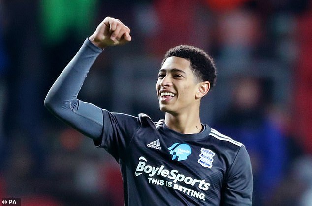 达成尤文生涯200场里程碑，洛卡特利获赠纪念球衣（洛卡特利迎来尤文生涯第200场里程碑，获赠纪念球衣）