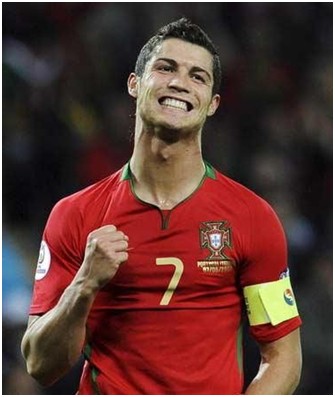 太阳报：麦克托米奈领意甲最佳球员奖，被女友透视着装抢风头（太阳报：麦克托米奈荣膺意甲最佳，女友透视造型抢尽风头）