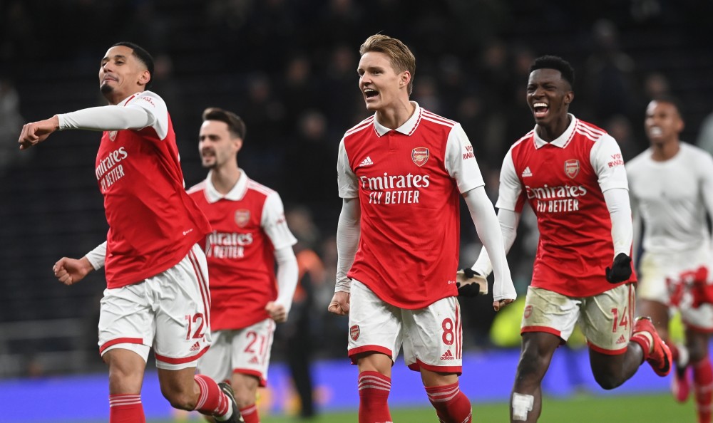 中超俱乐部欠薪问题严峻，准入审核难度大，职业化进程仍不完善。（中超俱乐部欠薪矛盾突出，准入审核挑战加剧，职业化体系尚不健全）