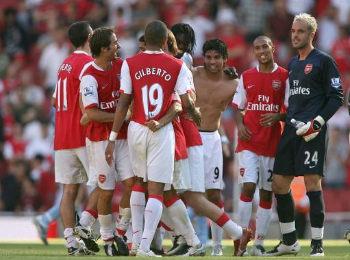 苏格兰女足队长卡思伯特与中国队比赛时头部受伤，被紧急送医（苏格兰女足队长卡思伯特在对华比赛中头部受伤，紧急送往医院）