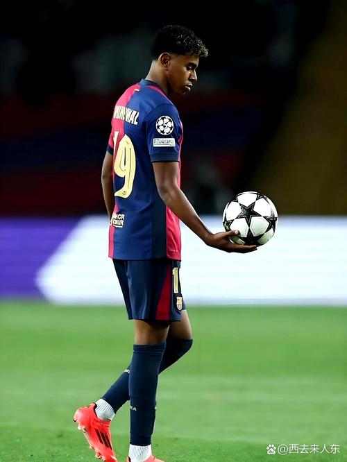 足协杯决赛——中国足坛本年度最后一场焦点战！明晚...（足协杯巅峰对决：明晚上演中国足坛年度收官之战）