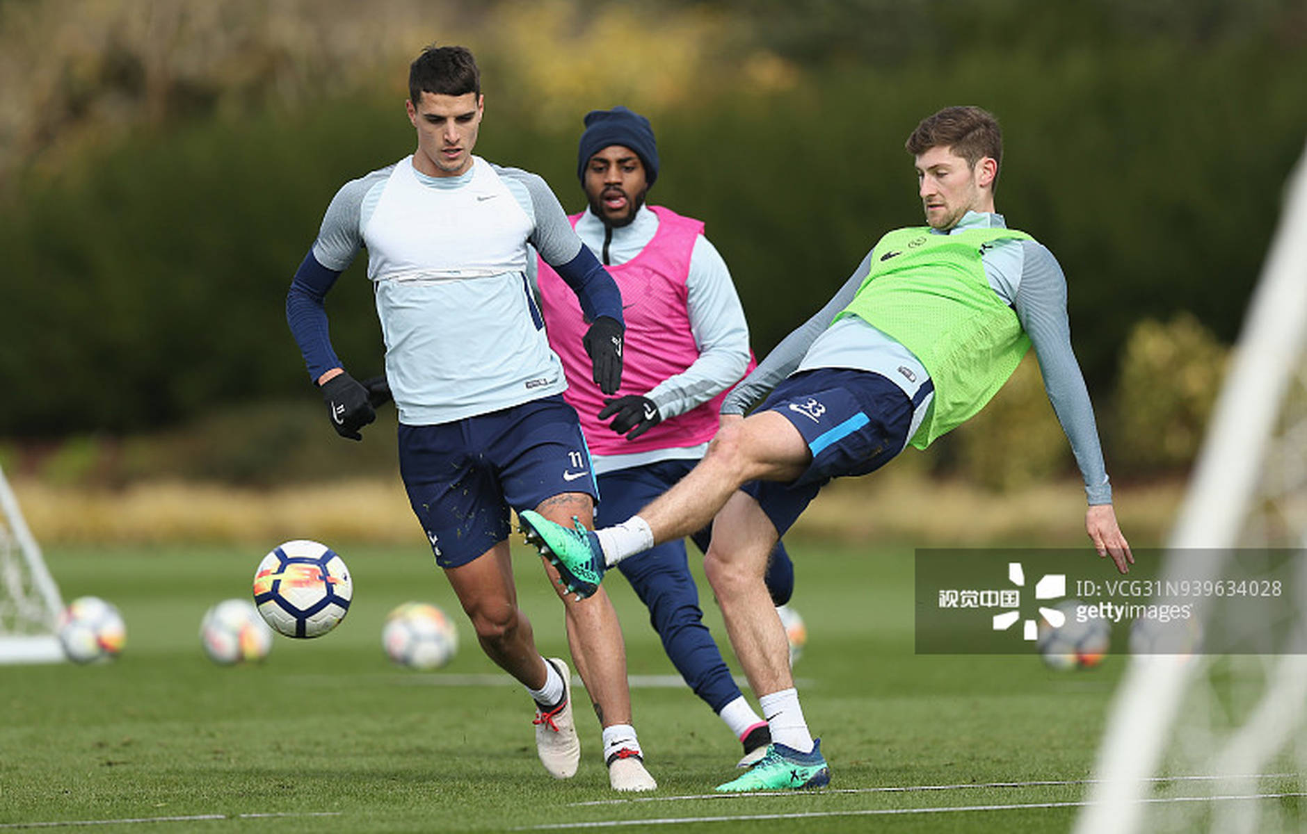 有些事情总要有人做，麦卡利斯特进球后“致敬”阿诺德（总有人要做这件事：麦卡利斯特破门后向阿诺德致意）