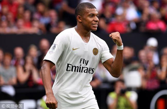 德甲战报：凯恩替补登场戴帽，拜仁5-0狂胜十人斯图加特（德甲：凯恩替补上演帽子戏法，拜仁5-0横扫十人斯图加特）