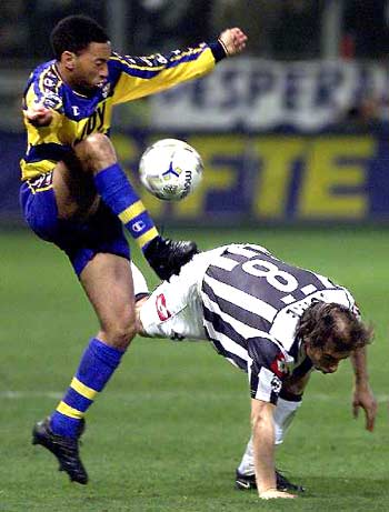 经纪人：那不勒斯今夏也有意博尼，但奥西利奥起了决定性作用（经纪人：那不勒斯夏窗亦有意博尼，奥西利奥扮演关键角色）