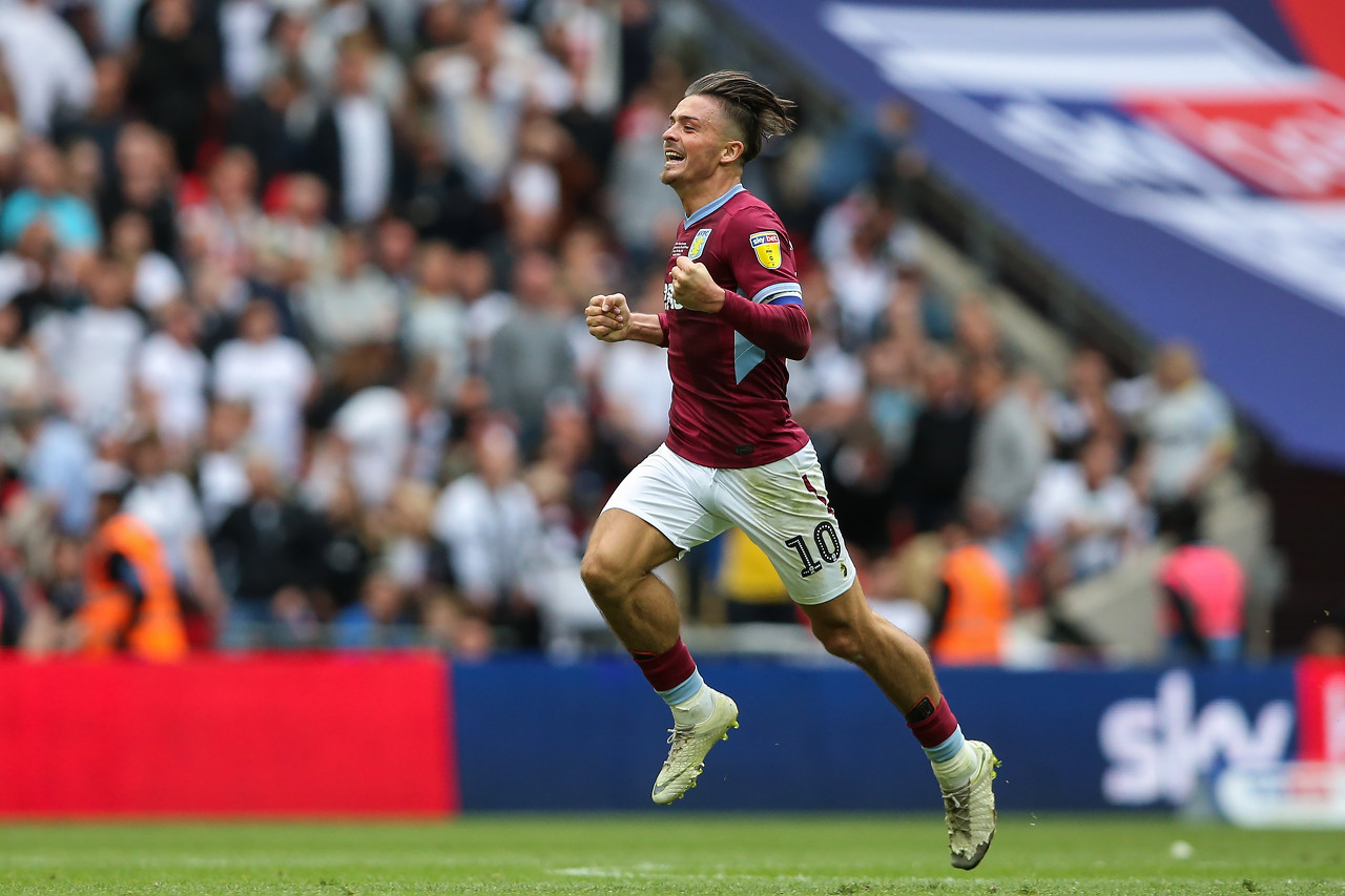 塞维球迷不满球队表现，向球场投掷杂物导致德比战暂停18分钟（塞维利亚球迷不满球队表现向场内掷物，德比战被迫中断18分钟）