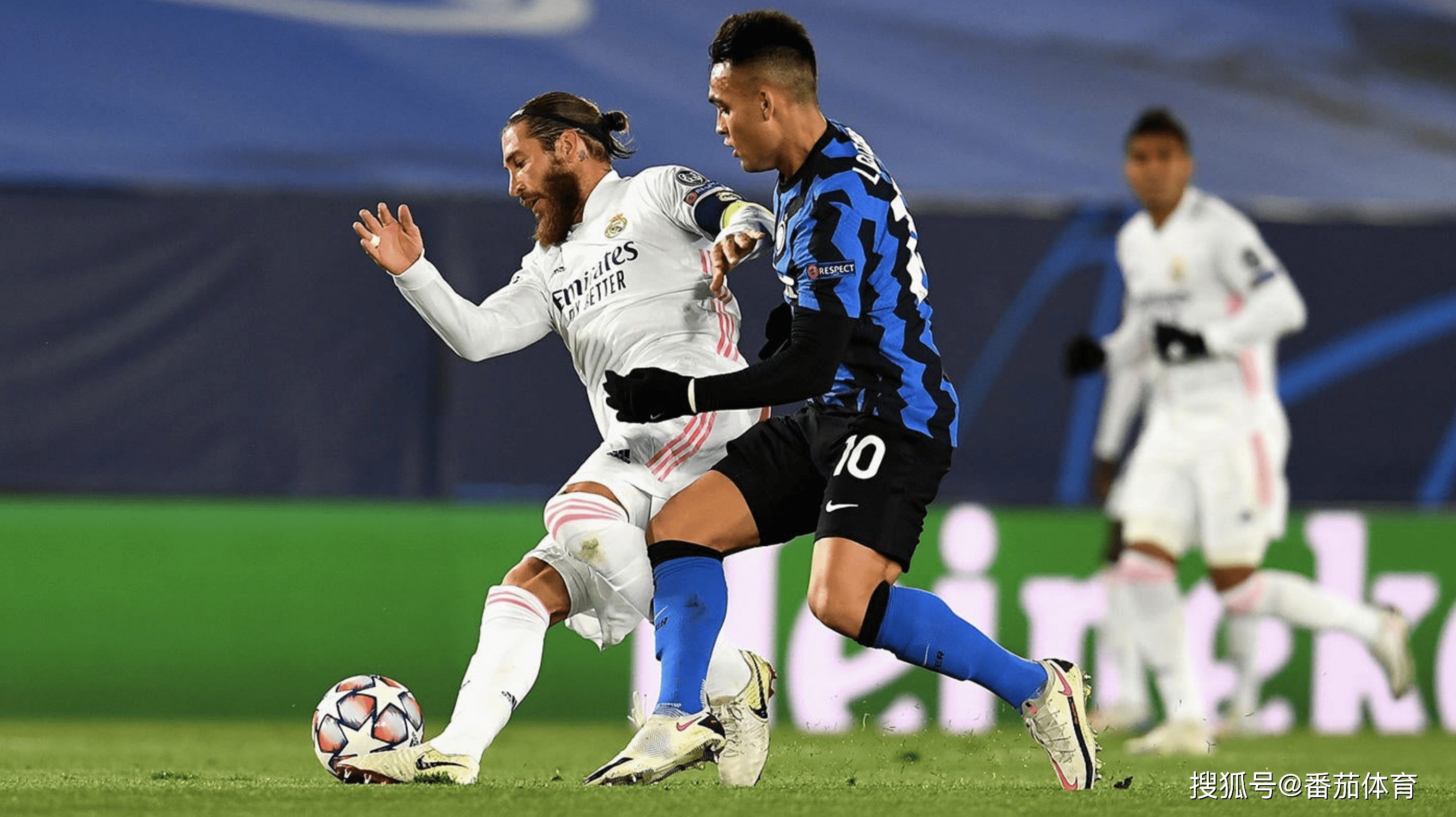 波兰对阵荷兰世预赛中，有球迷向场内投掷烟火迫使比赛被中断（世预赛波兰战荷兰，球迷投掷烟火致比赛中断）